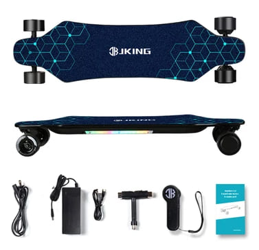 Pe fundal alb longboard electric cu toate dispozitivele, incarcator, baterie, platforma din doua parti